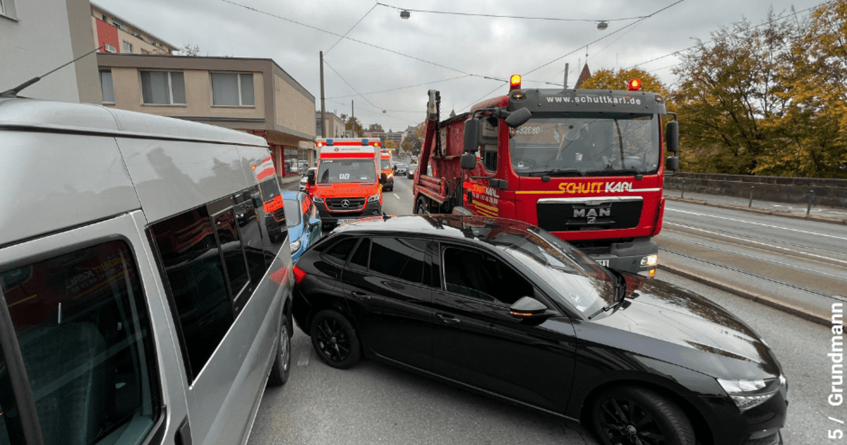 Verkehrsunfall Spittlertorgraben Nürnberg: Lastwagen Und Auto ...